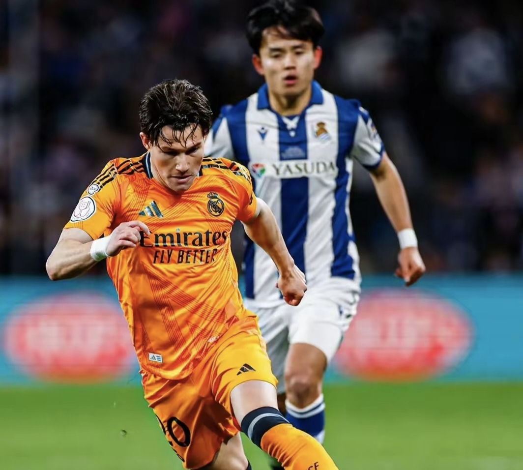 乐鱼登录-皇家马德里训练开放日；赛前外线爆发引欢呼；国王杯在即；细节决定成败(皇家马德里队史最佳阵容)